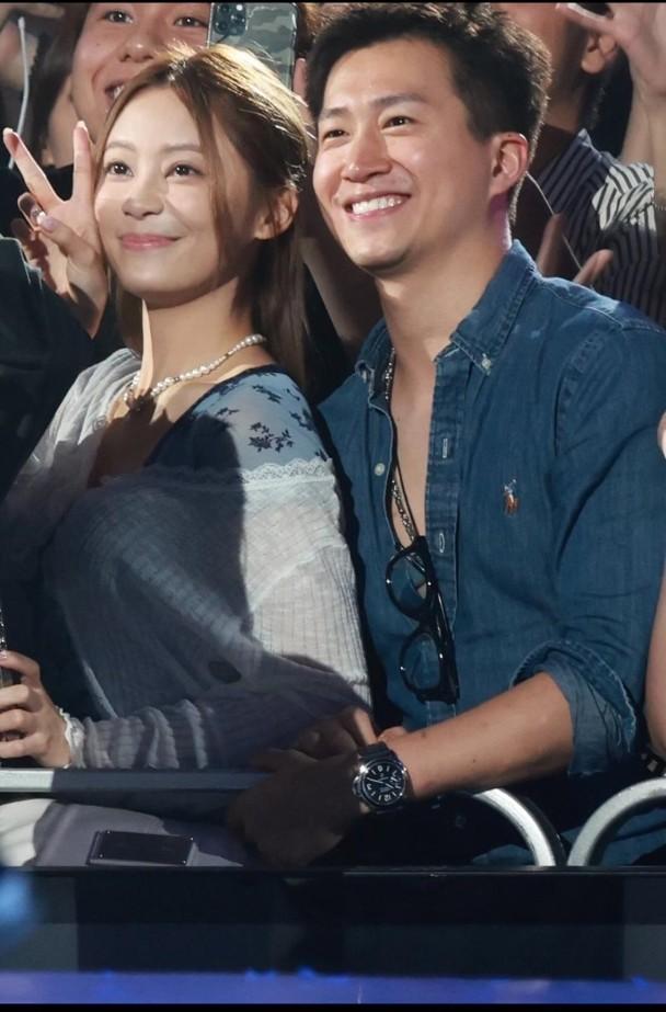 葉蒨文和曾展望昨晚(21日)現身紅館拍拖欣賞周興哲尾場演唱會。