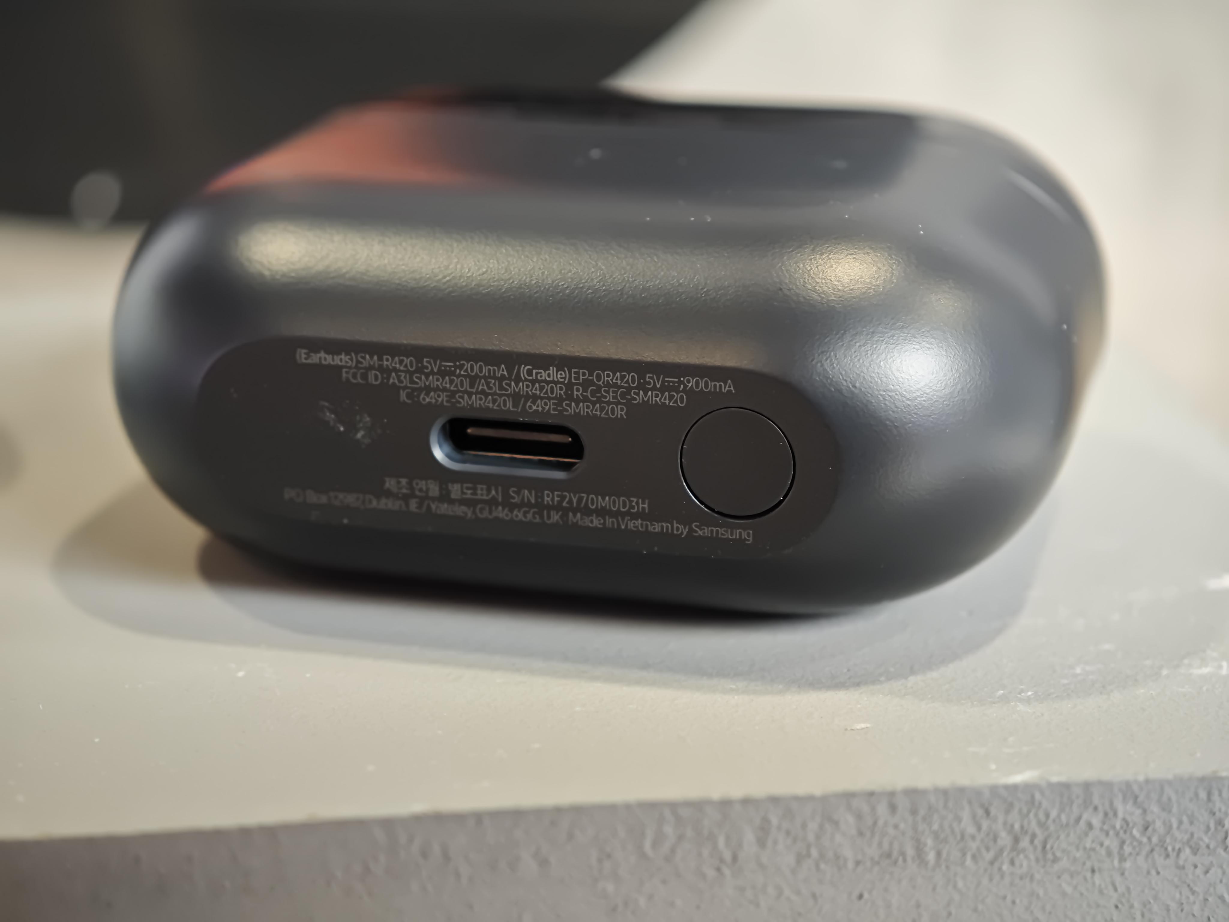 Samsung Galaxy Buds3 FE底部有配對鍵。