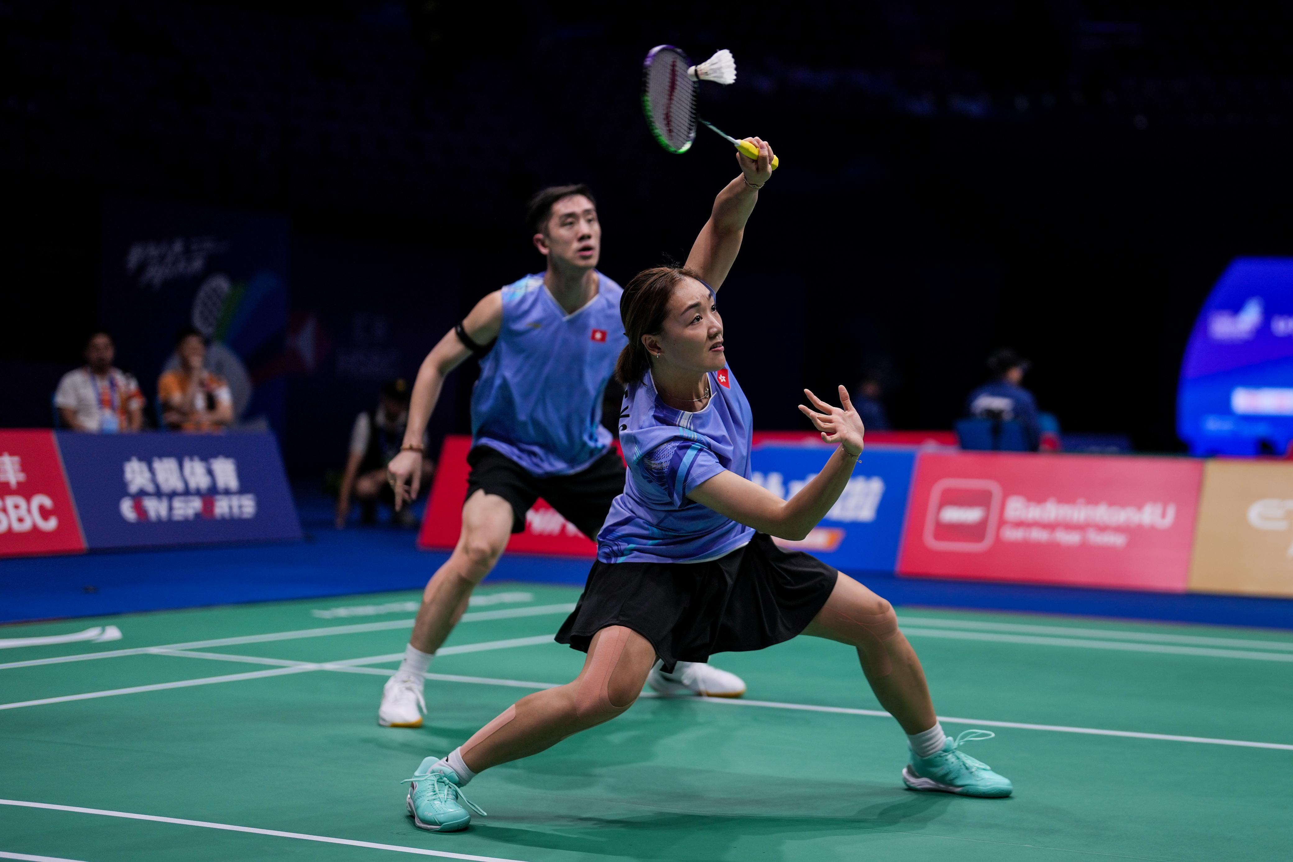 香港羽毛球混雙組合鄧俊文/謝影雪以直落2局淘汰世界排名第10的丹麥球手Jesper Toft/Amalie Magelund,連續2站打入8強。