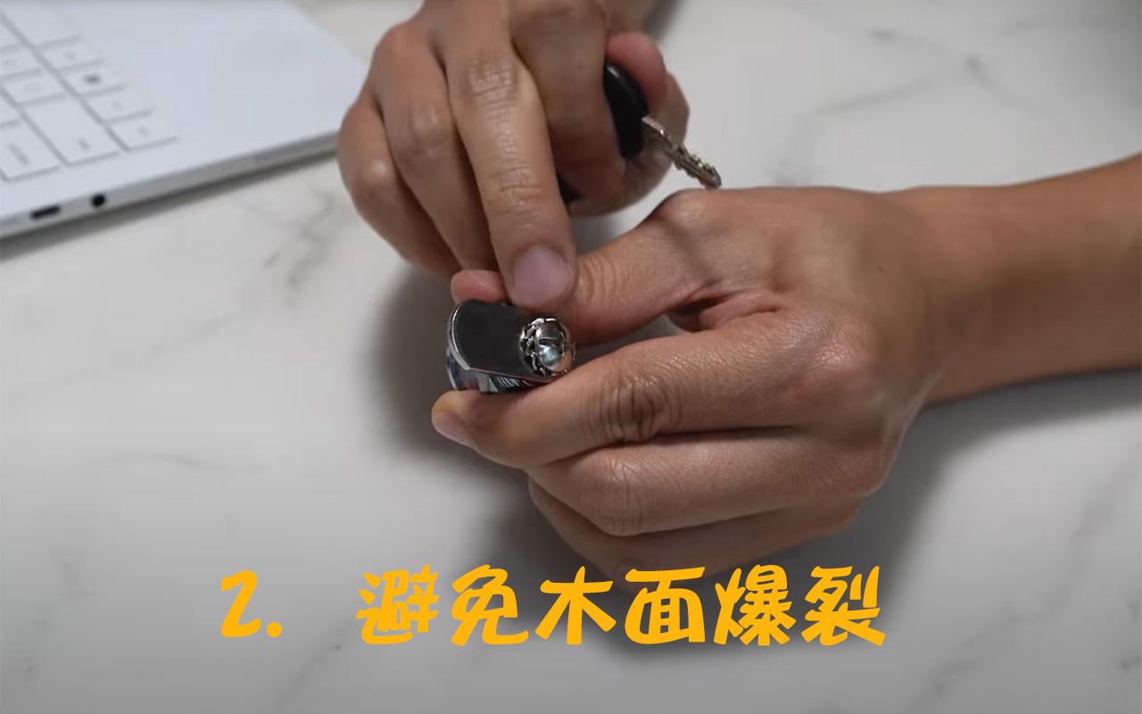 鑽洞時會將鎖芯安裝於抽屜,記得不要將鑽咀不斷鑽進去,因為鑽進去的時候,木皮會被鑽爆出來。