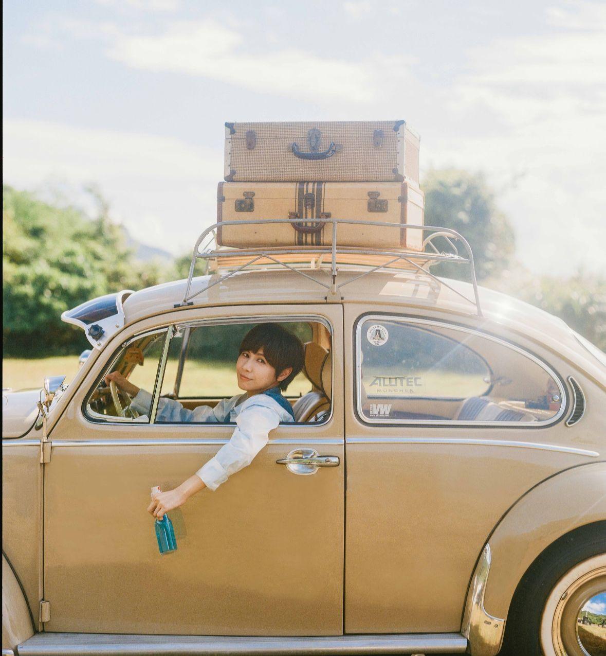 小魏新歌《我要把眼淚當汽水》MV。