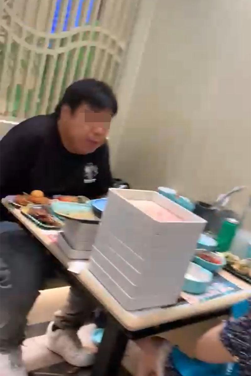 有食客在任食火鍋店疑帶走食材,職員上前交涉。(網上片段截圖)