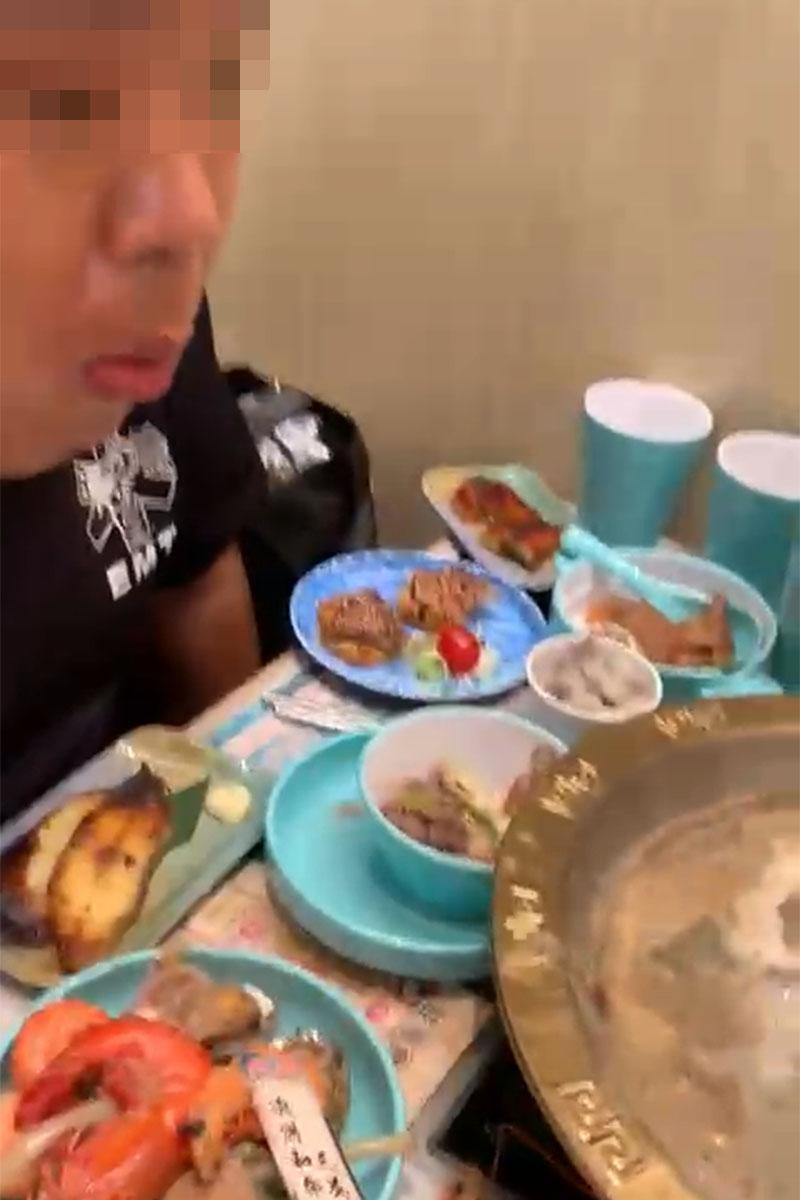有食客在任食火鍋店疑帶走食材,職員上前交涉。(網上片段截圖)