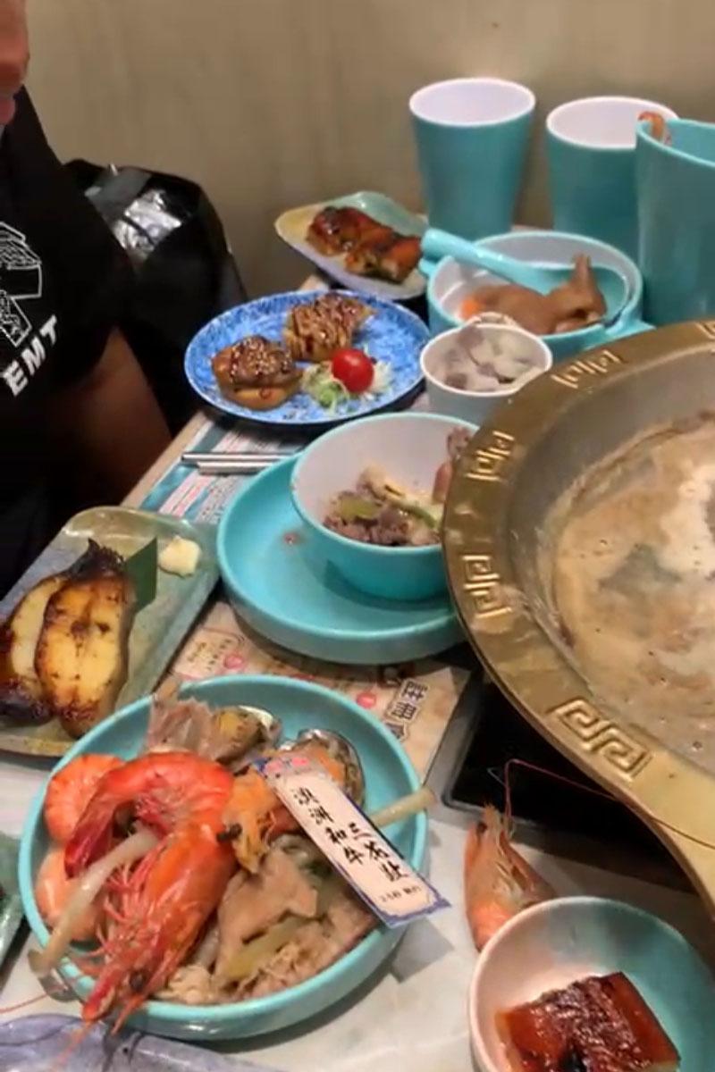 有食客在任食火鍋店疑帶走食材,男子起初無動於衷。(網上片段截圖)