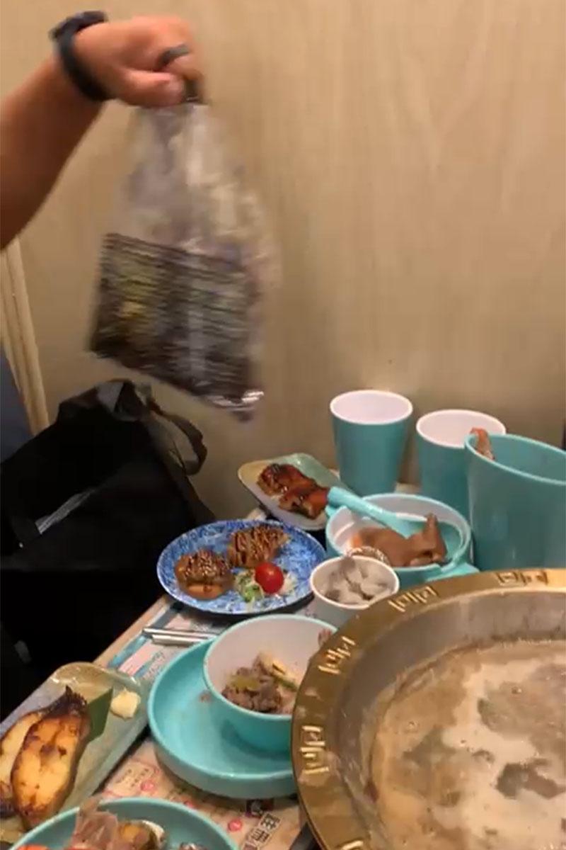 有食客在任食火鍋店疑帶走食材,交涉後男子從環保袋取出一袋海鮮。(網上片段截圖)