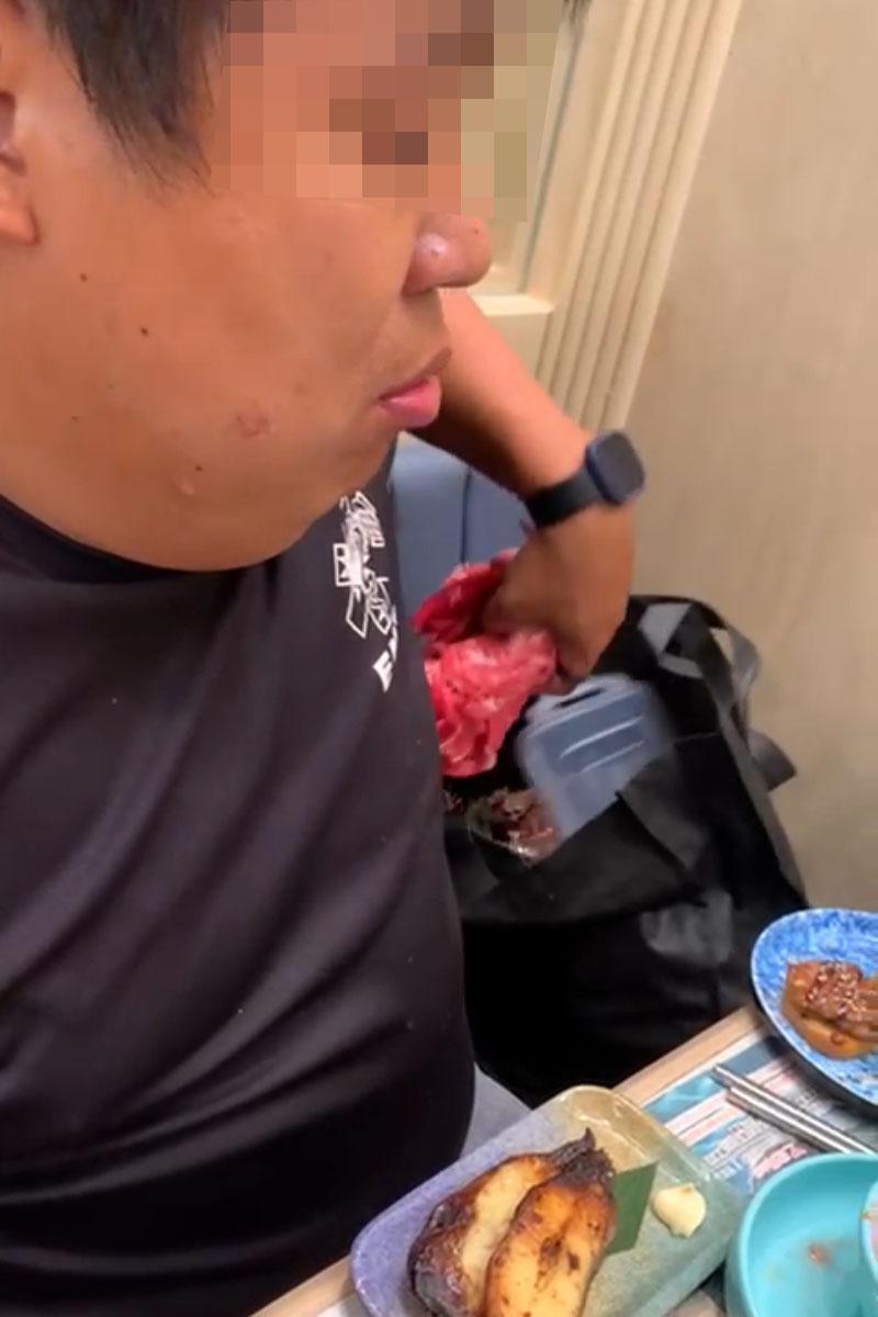 有食客在任食火鍋店疑帶走食材,男子隨後再徒手取出多塊肥牛。(網上片段截圖)
