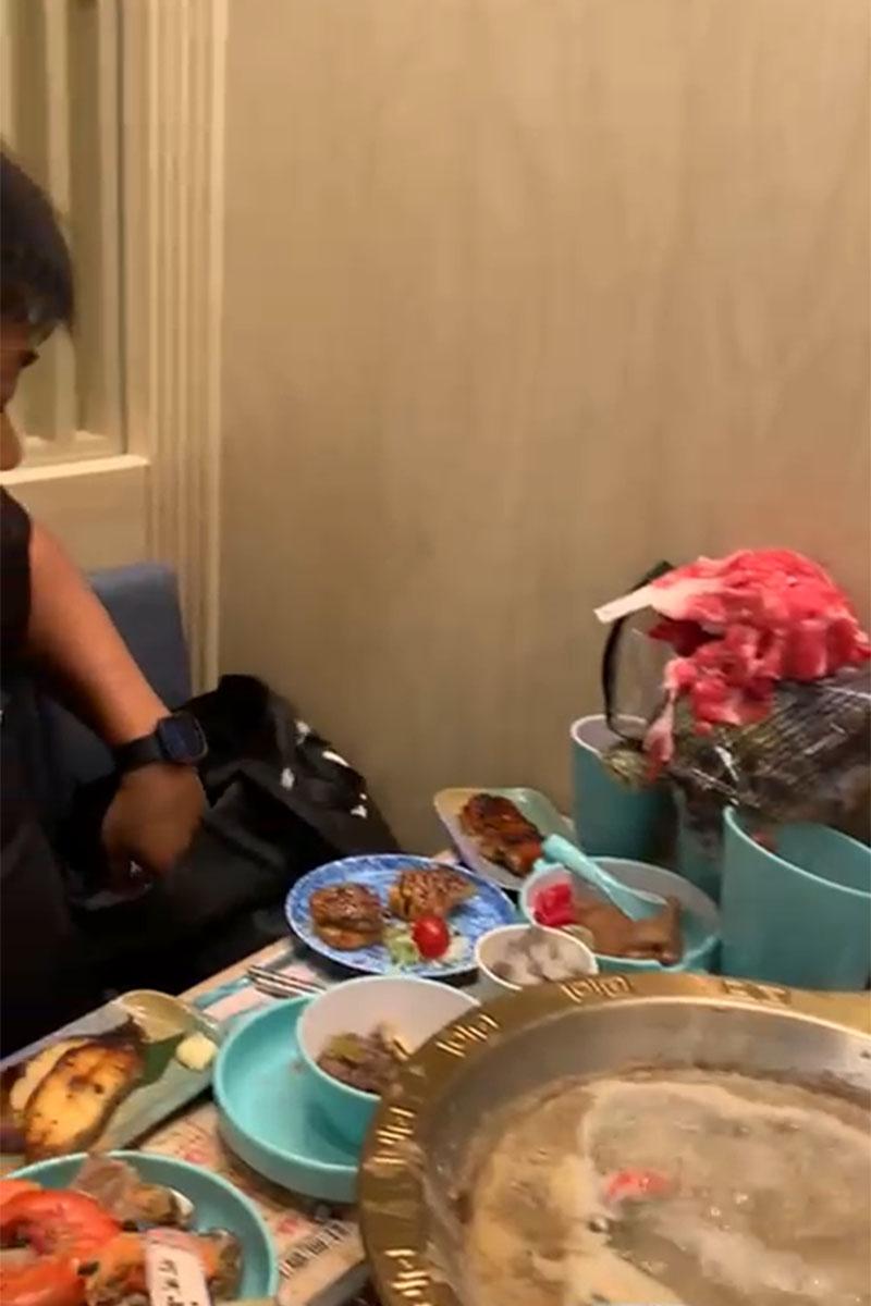 有食客在任食火鍋店疑帶走食材,男子隨後再徒手取出多塊肥牛。(網上片段截圖)