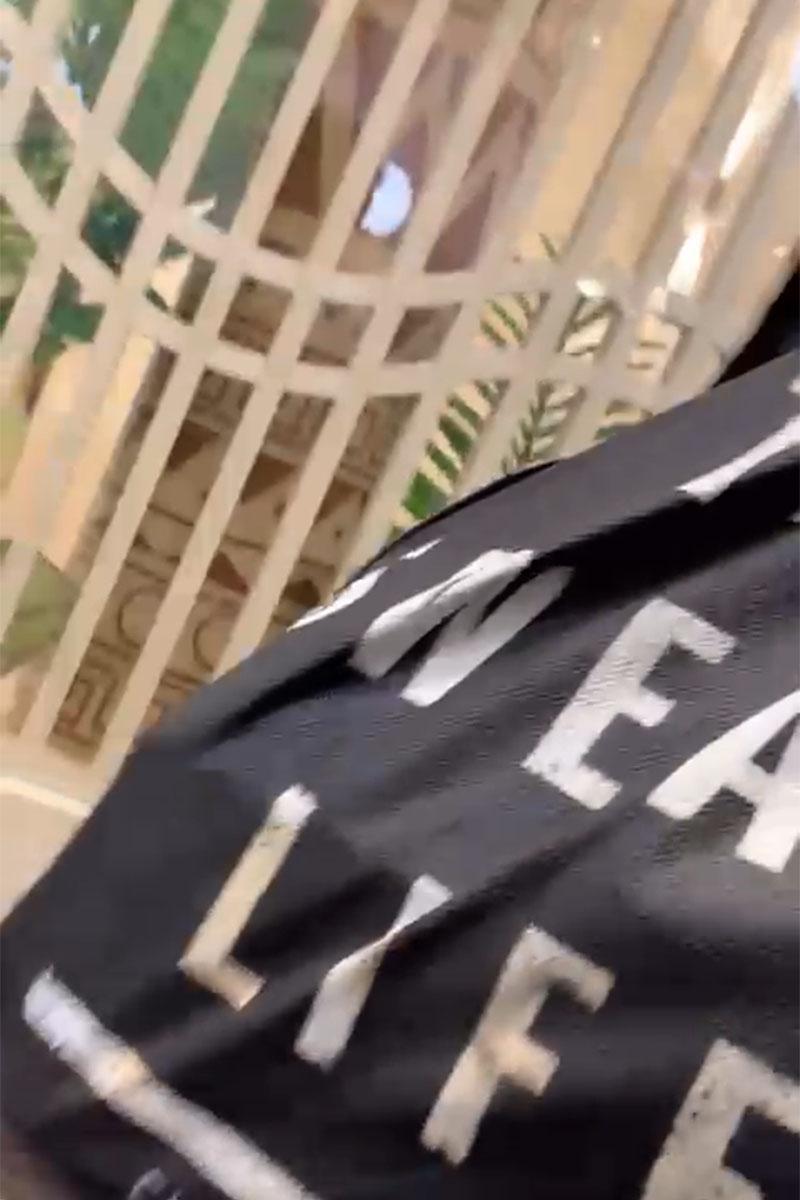 有食客在任食火鍋店疑帶走食材,最終男子接受勸喻交出整個環保袋。(網上片段截圖)