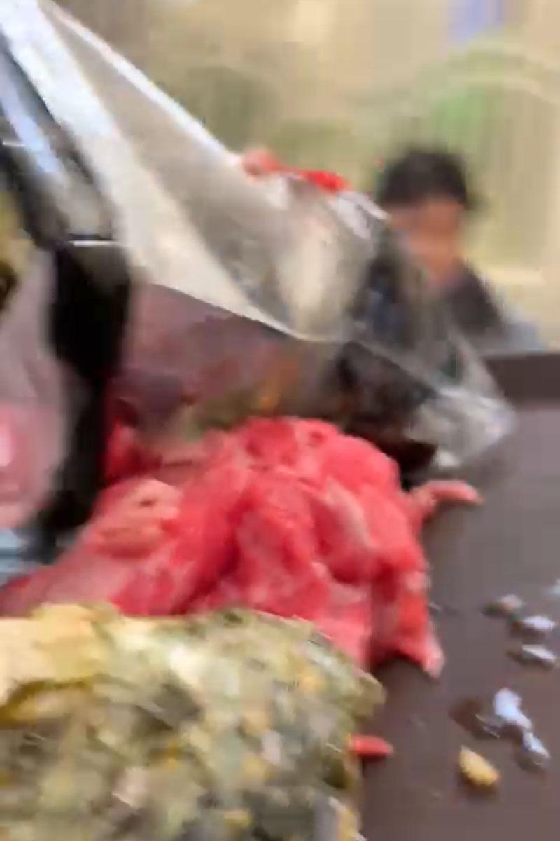有食客在任食火鍋店疑帶走食材,職員取走所有食材往盤點。(網上片段截圖)