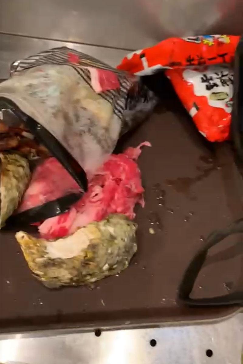 有食客在任食火鍋店疑帶走食材,可見包括肥牛、生蠔、出前一丁等。(網上片段截圖)