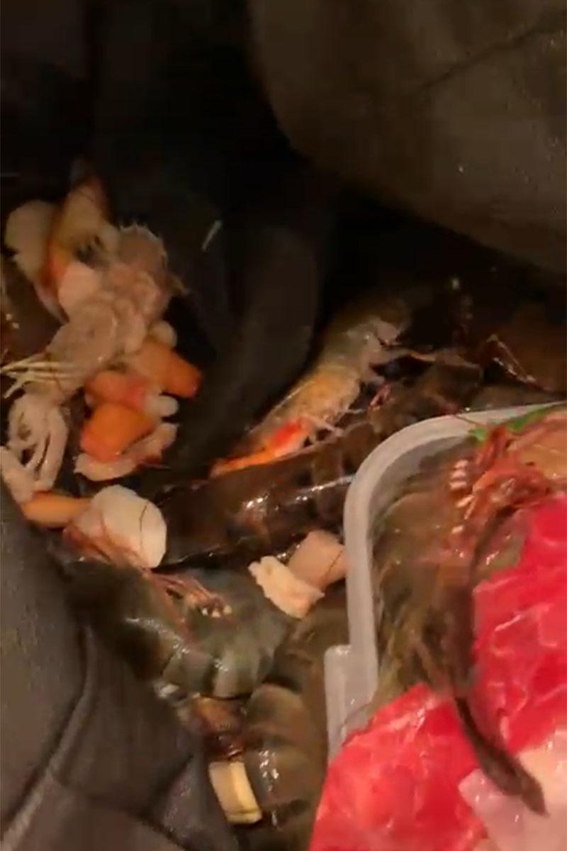 有食客在任食火鍋店疑帶走食材,可見包括肥牛、生猛鮮蝦等。(網上片段截圖)