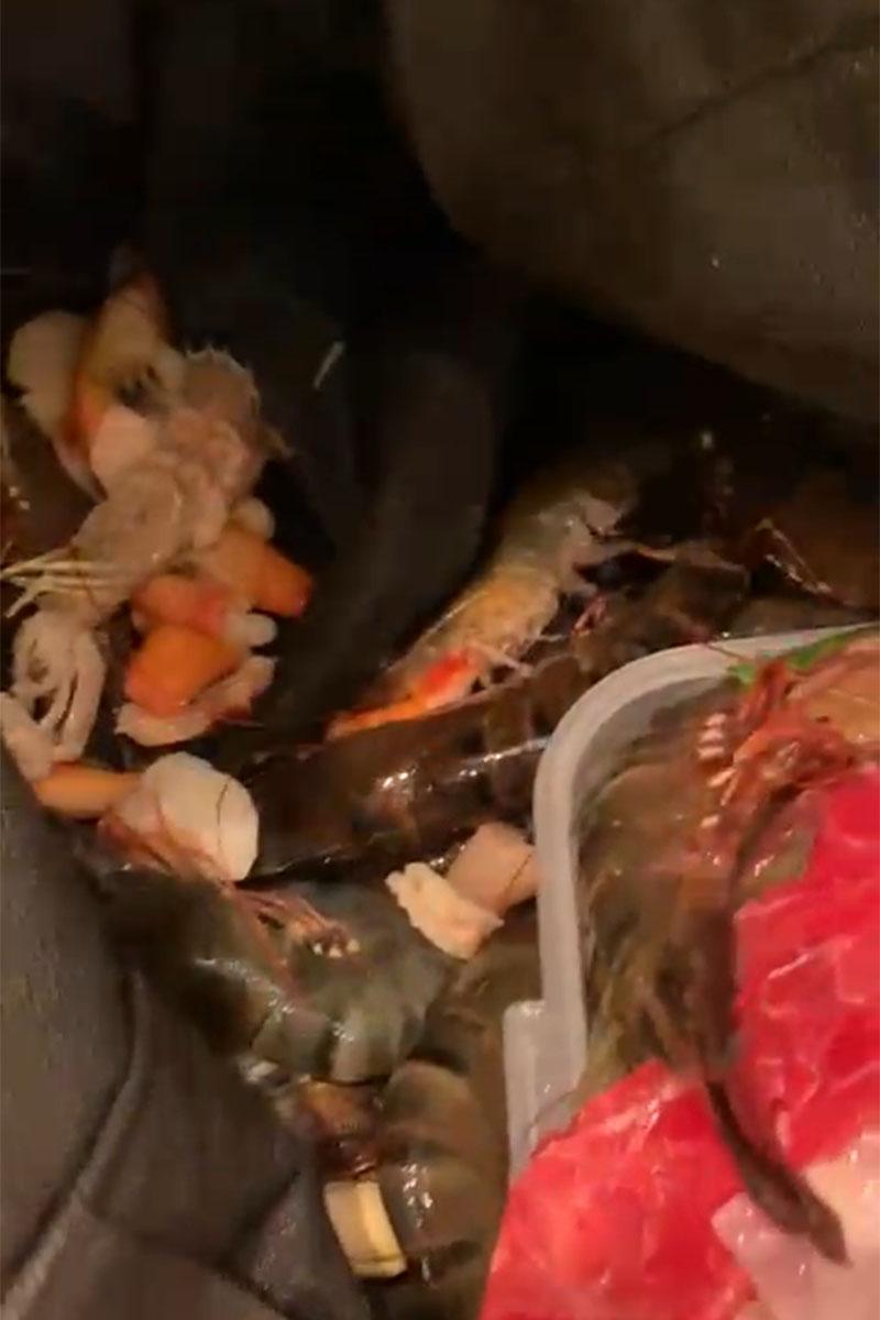 客人拿走的蝦,估計是基圍蝦、九節蝦、大頭蝦。(影片截圖)