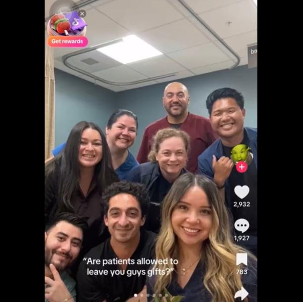 一班醫護在診症室合照,caption寫著「容許病人給你們留下禮物嗎?」。(互聯網)