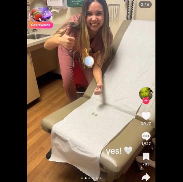 醫護在體液污漬旁拍照,豎起拇指、笑笑口。(互聯網)