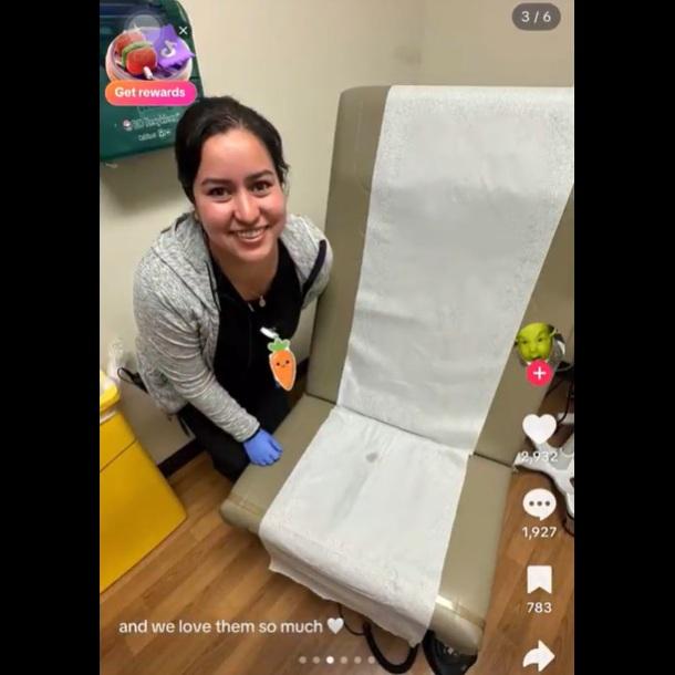 醫護在體液污漬旁笑笑口拍照。(互聯網)