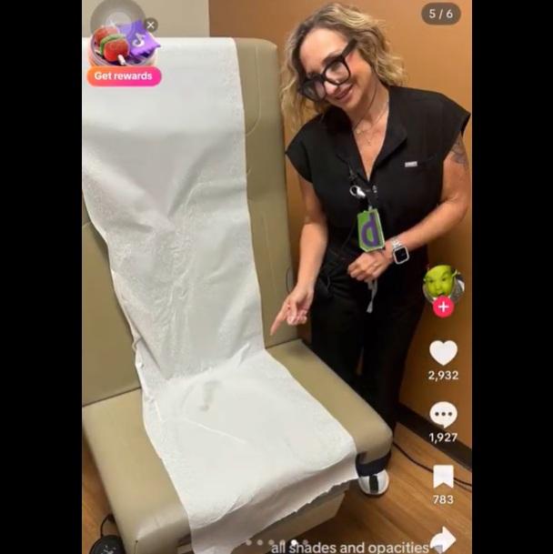 醫護微笑指著病人體液污漬。(互聯網)