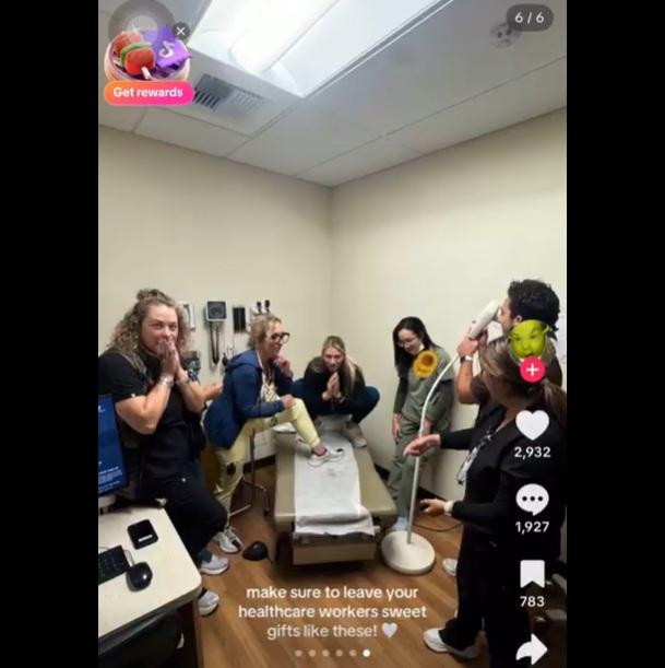 醫護們圍著檢查床上體液污漬合照,各人做出不同的趣怪動作。(互聯網)