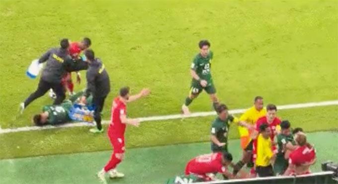 兩隊球員場內發生衝突。(網上圖片)