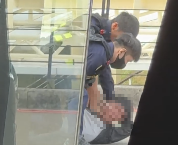 台灣機場白牌車拒查令警方開8槍,港女乘客被拋出車外(Threads影片截圖)