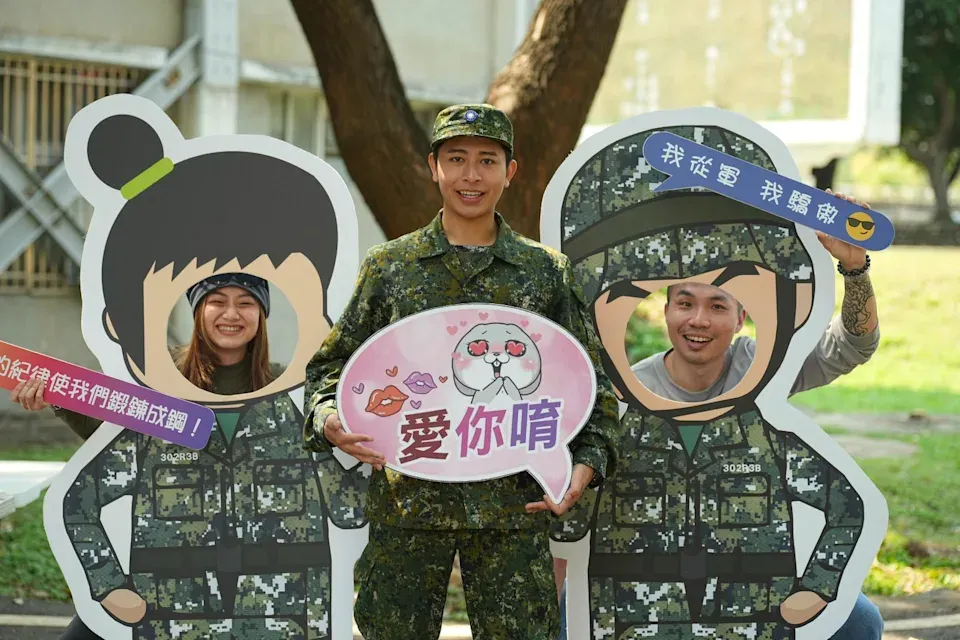 蓋瑞(中)邀請同事參加懇親會。(圖/台視提供)