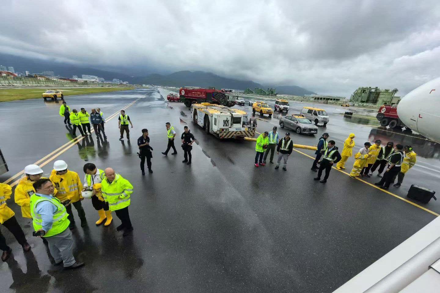 香港快運UO235在香港國際機場安全降落後發生偏離。航機其後停留在滑道上,乘客可安全有序地離開機艙。機上共有137名乘客及機組人員,無接獲任何乘客的受傷報告 FB群組「香港機場實況討論區」