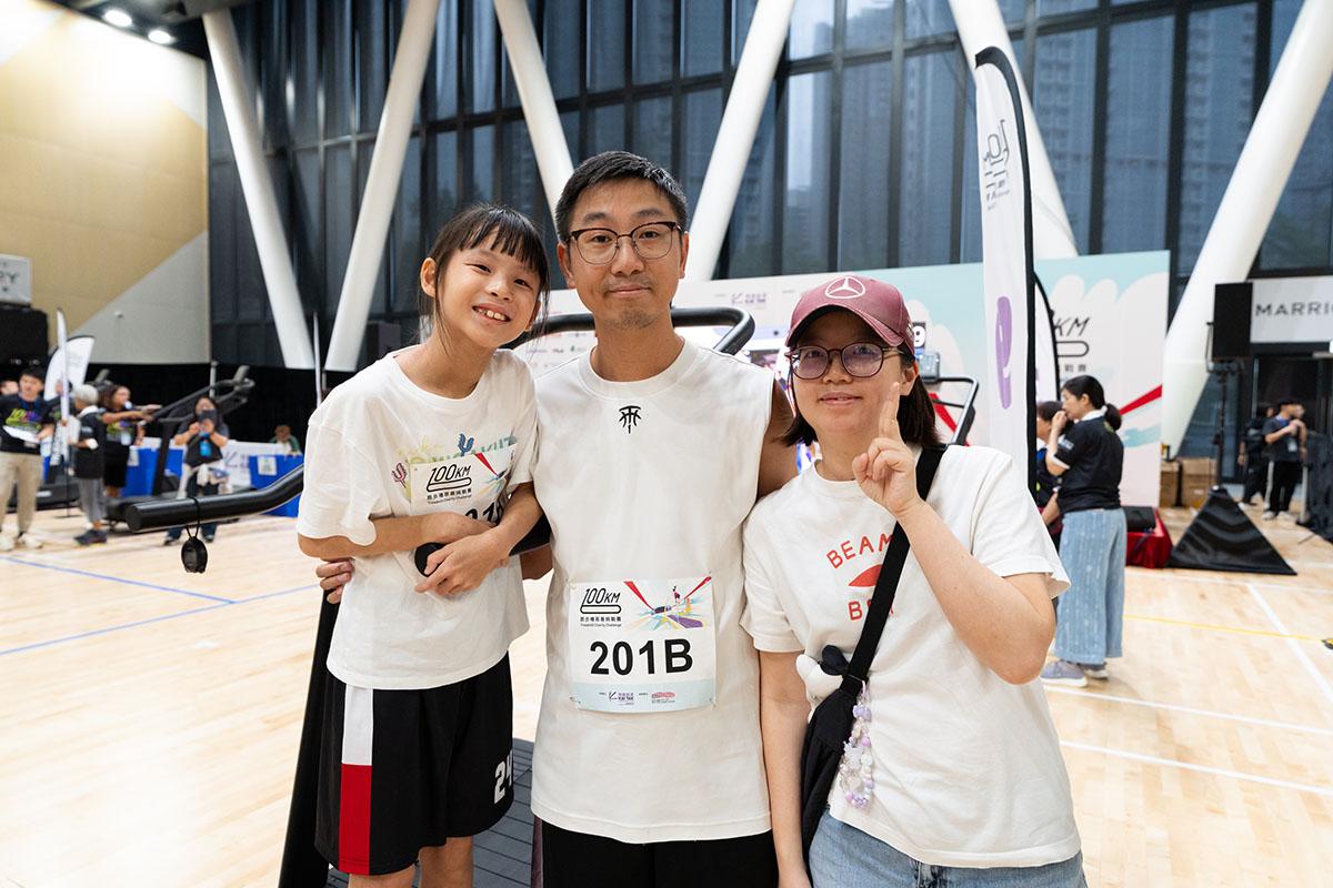 9歲的李知恩(左)是最年輕跑手之一,她與父親參與親子跑賽事。(大會提供)