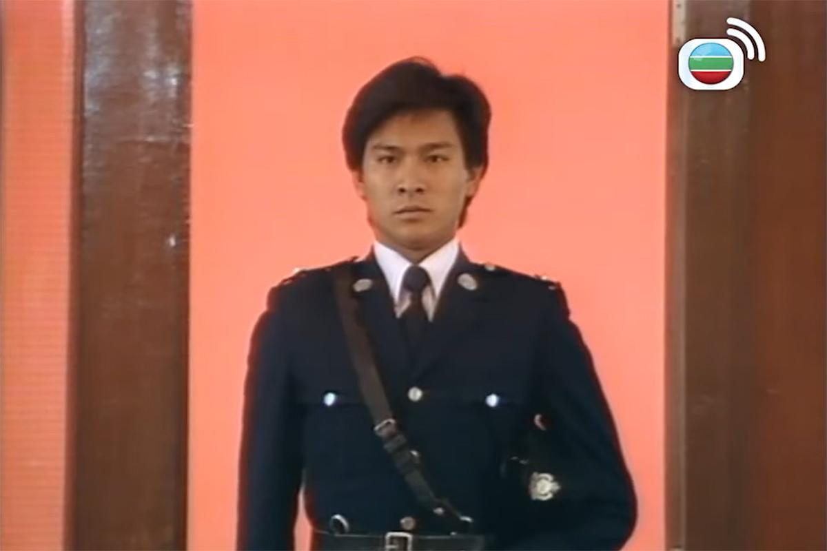 劉德華喺《獵鷹》被派去做臥底,鄧炳強被問到有冇做過臥底嘅時候,話自己「放蛇」就有試過。(《獵鷹》截圖)