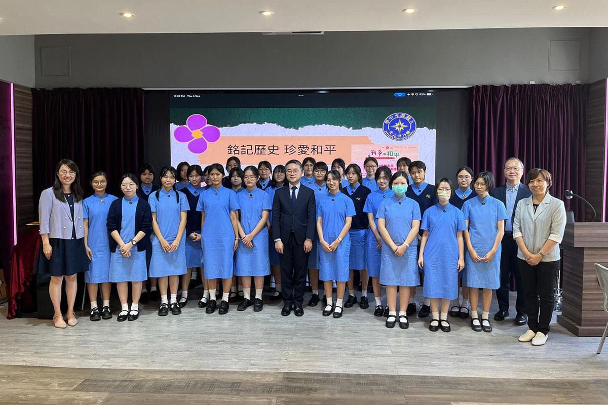 施俊輝(前排左七)到訪九龍真光中學,了解如何通過AI技術推動抗戰歷史教育。(施俊輝FB)