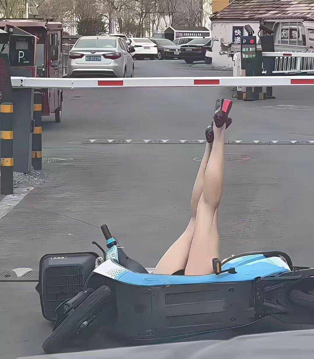 微博近日流傳2張照片,內地某處停車場外疑似發生車禍,畫面可見女騎士穿著高踭鞋,疑似不慎摔車倒地,修長的雙腿仰向天空,格外引人注目,隨後她站起來眼看並無大礙。