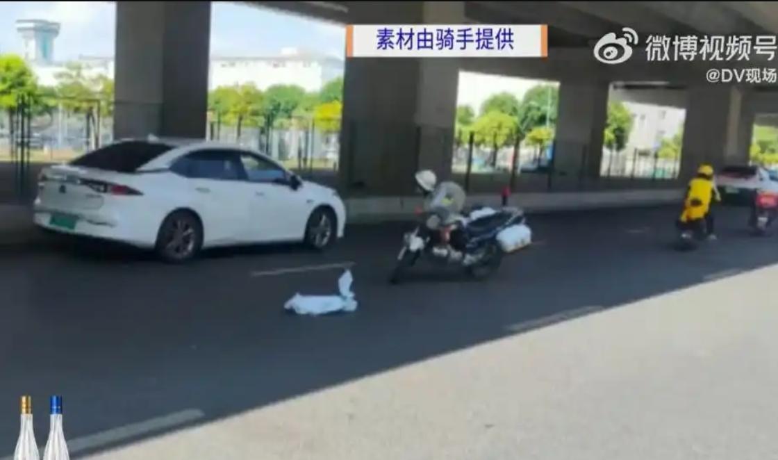 鱷魚掙扎令外送員需要警方協助處理。(網上圖片)