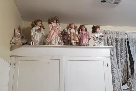 女網友家中正好有許多逼真的陶瓷娃娃,令網民認為是疑犯。(Reddit)