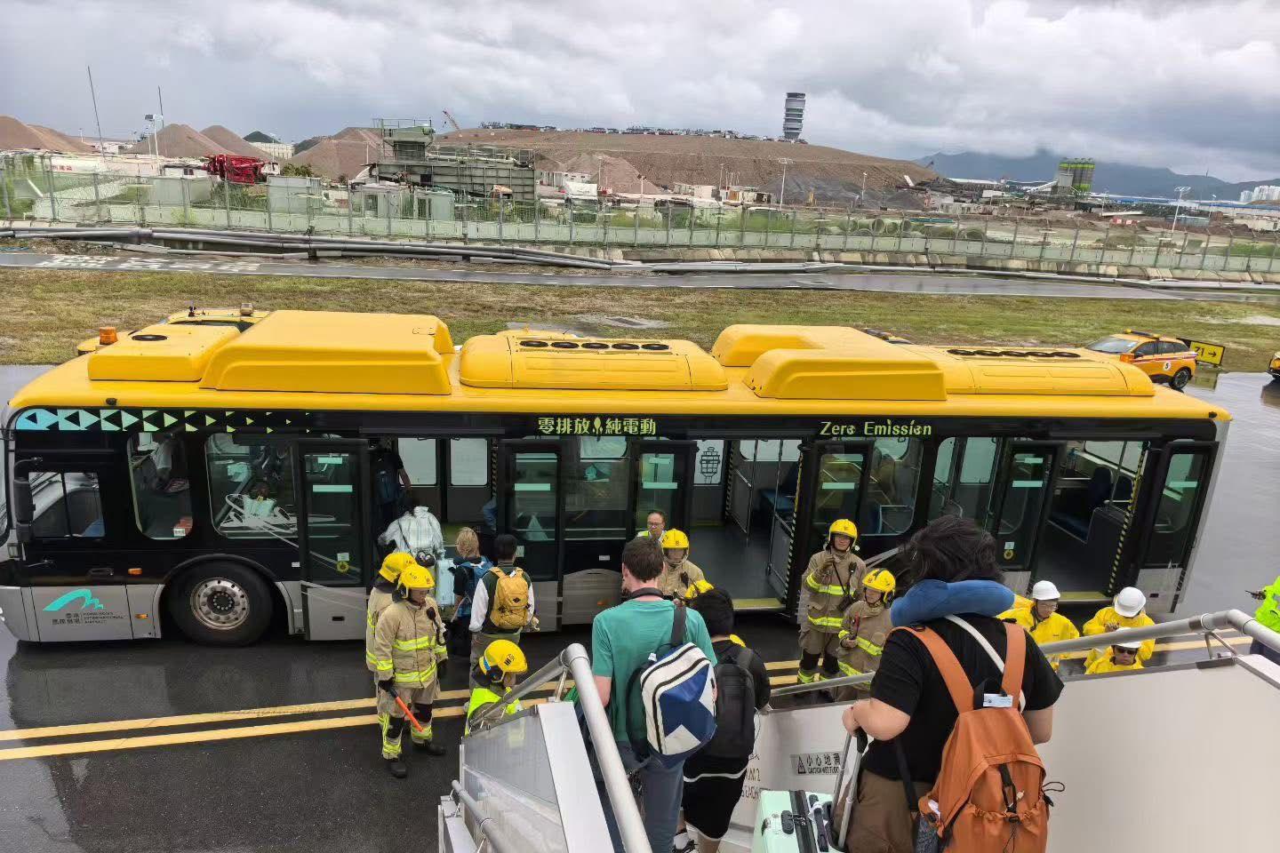 香港快運UO235在香港國際機場安全降落後發生偏離。航機其後停留在滑道上,乘客可安全有序地離開機艙。機上共有137名乘客及機組人員,無接獲任何乘客的受傷報告 FB群組「香港機場實況討論區」