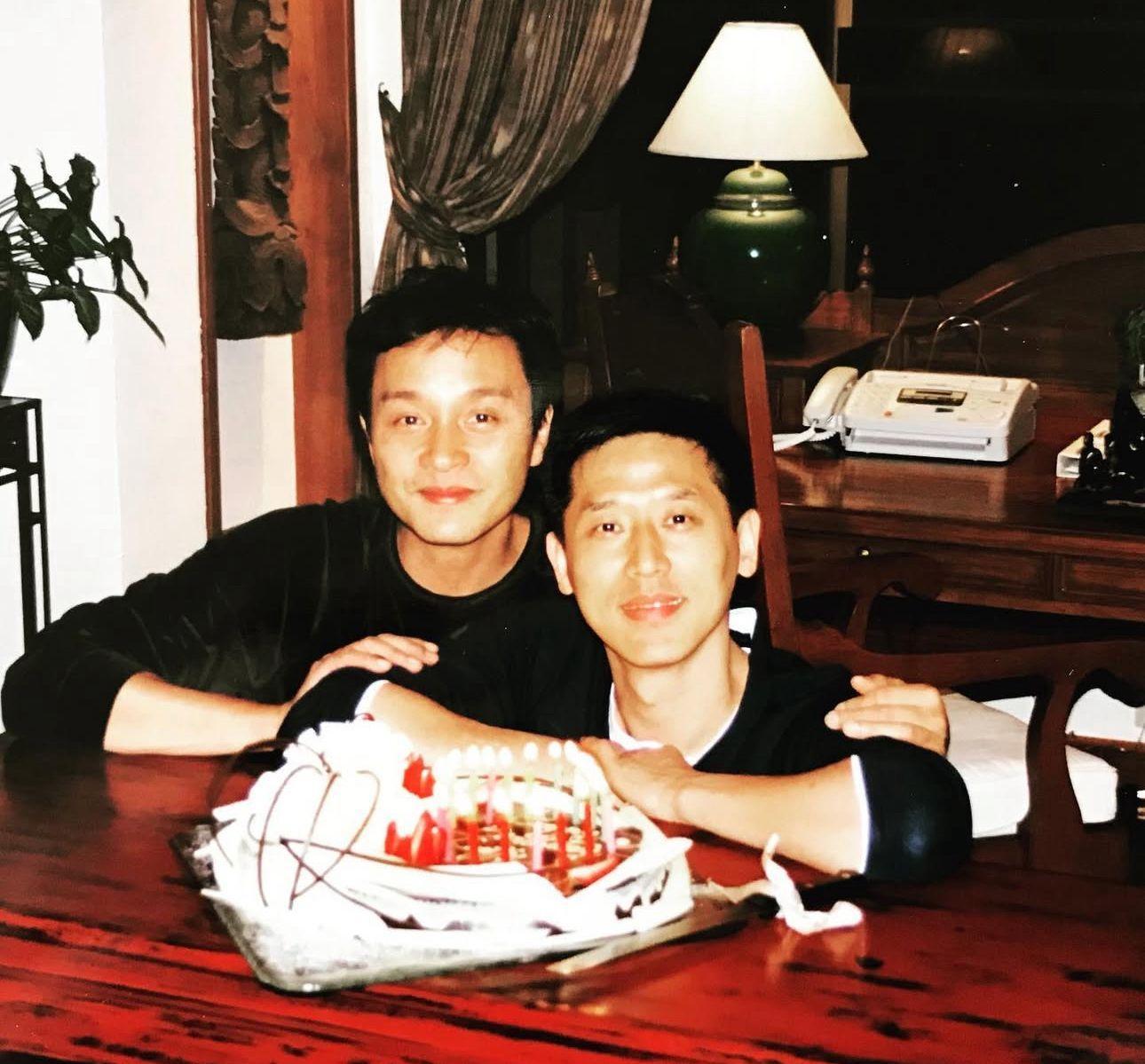 哥哥在2001年曾經被拍到與「唐唐」唐鶴德世紀牽手。