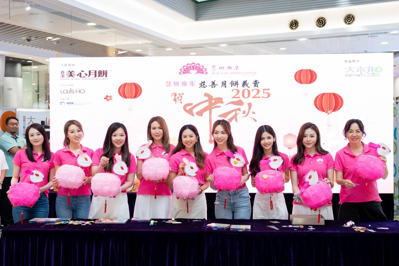 慧妍成員拿著兔仔燈龍提早賀中秋。