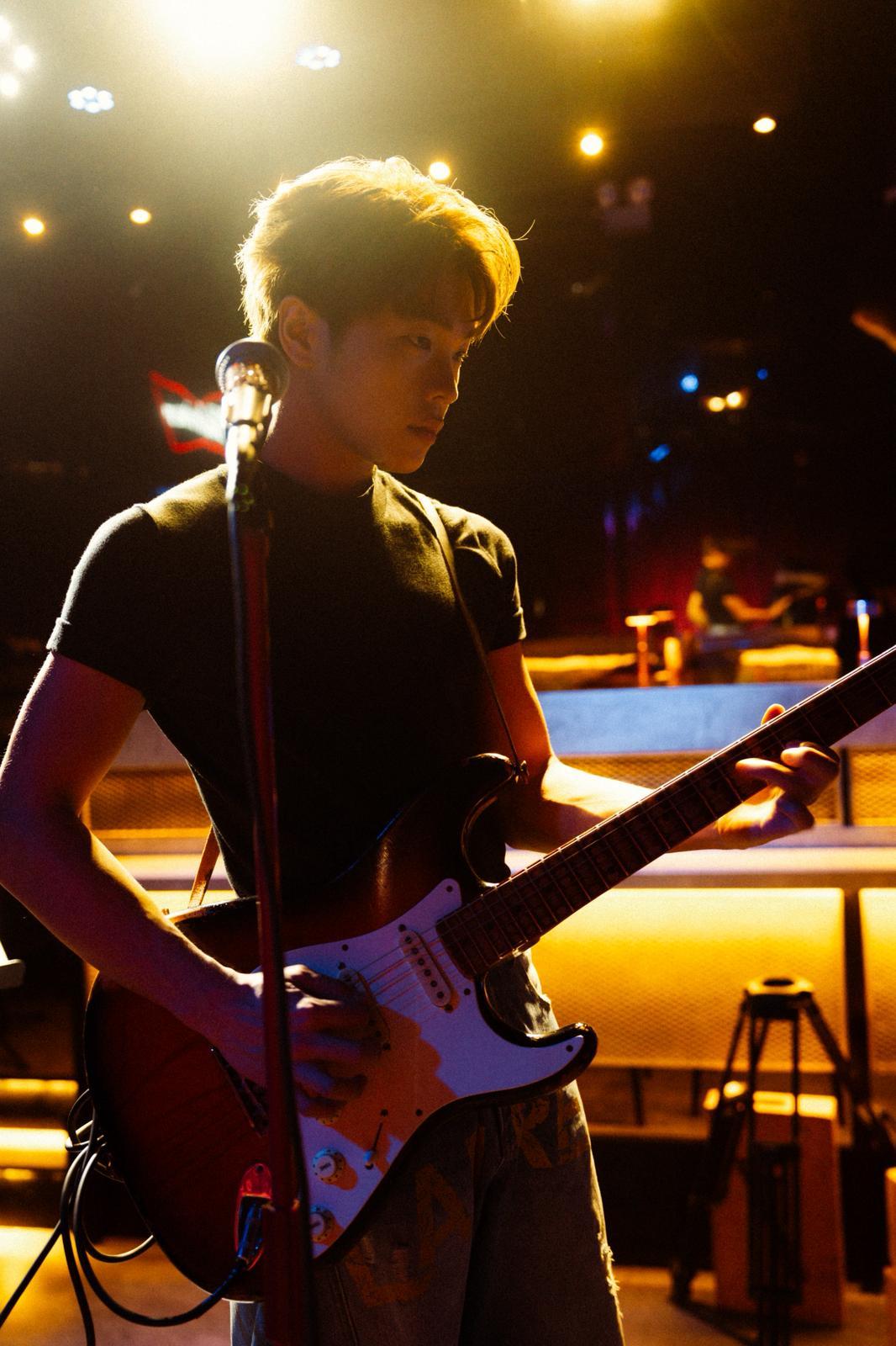 林暐竣在MV中飾演酒吧駐場歌手