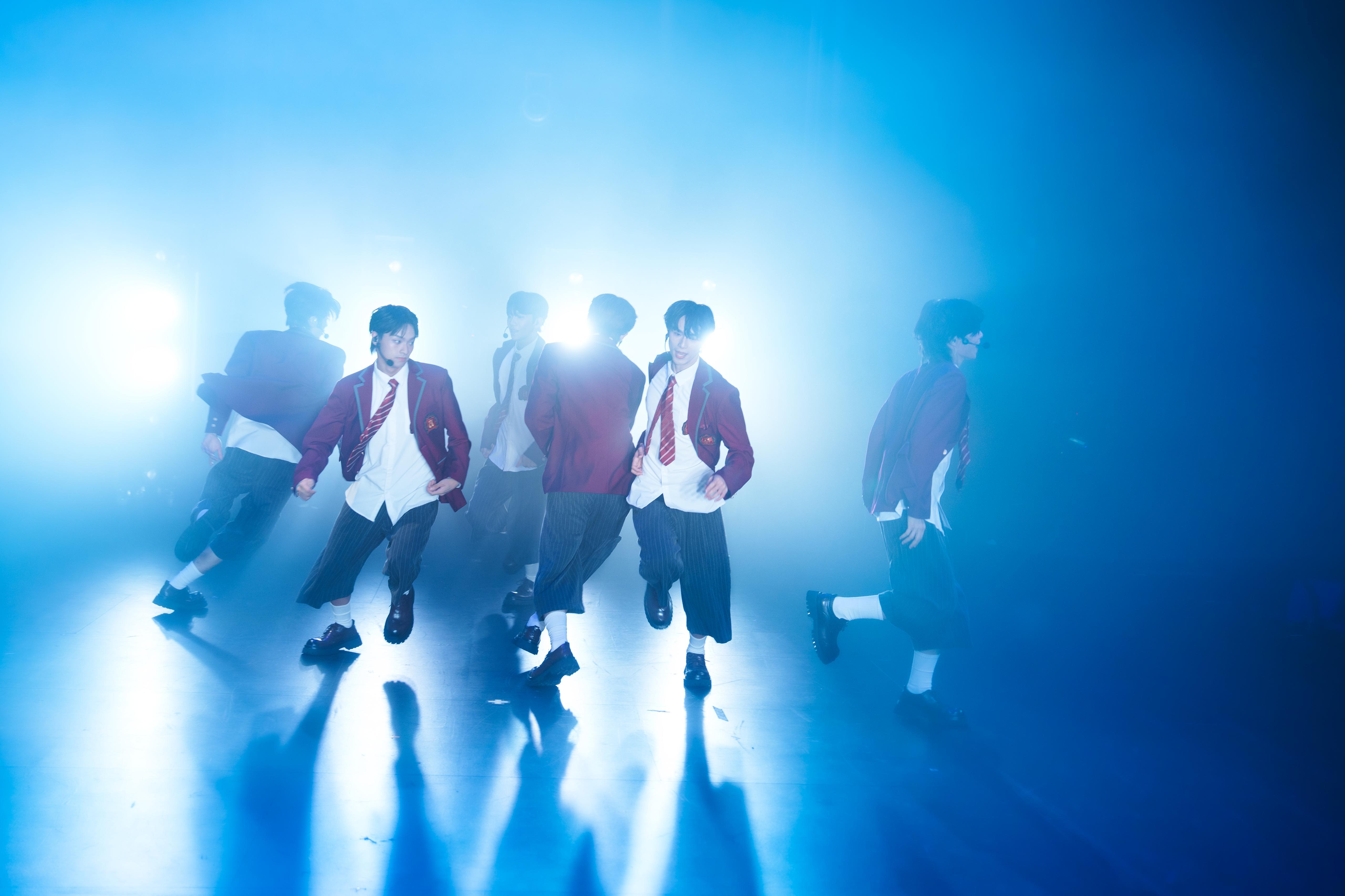 ALITZ在出道showcase上,當然唔少得校服look。