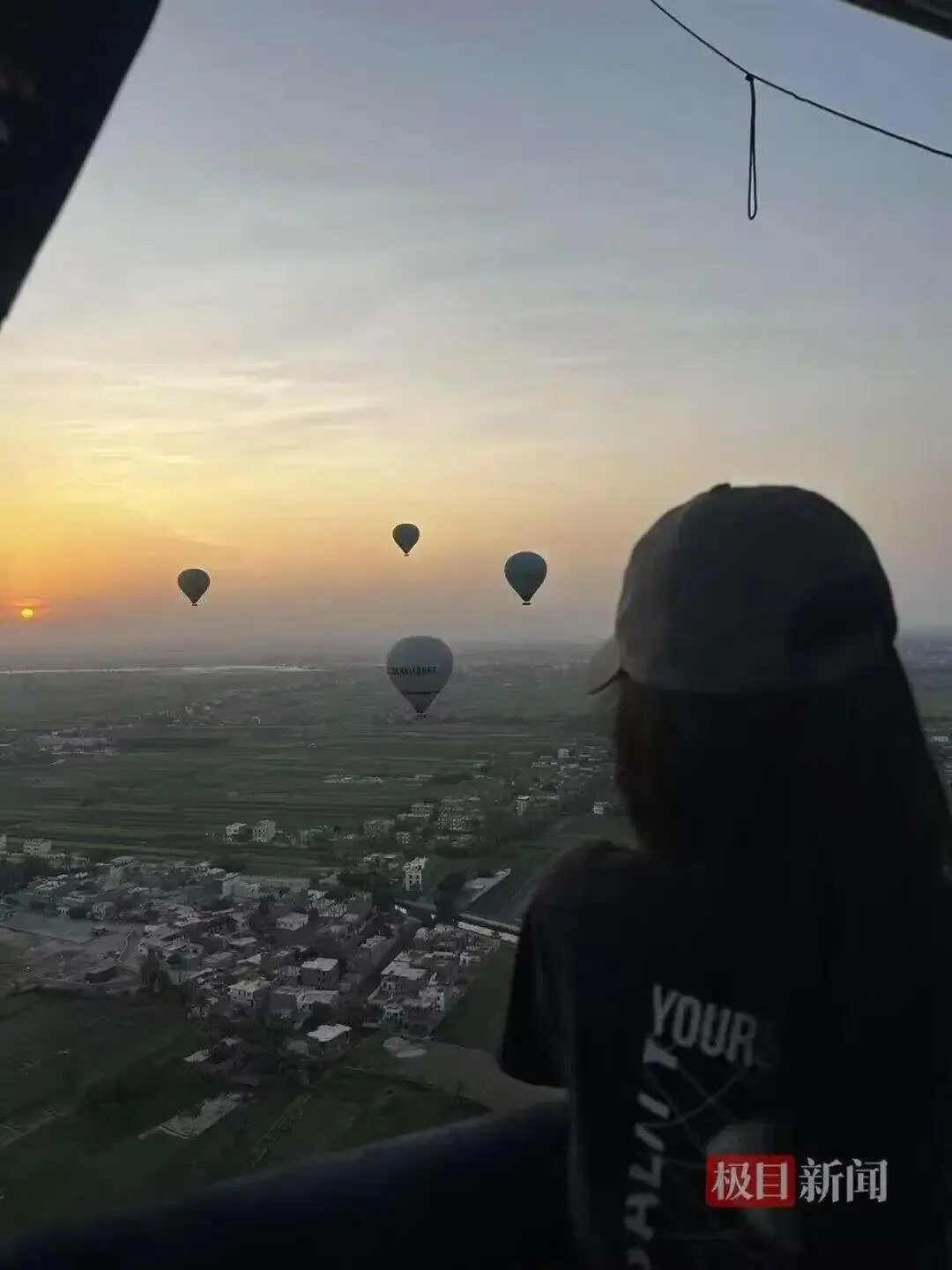 廿歲女大生「芝歐粥」七國旅行35日僅花1.1萬,她在旅程中登上熱氣球。(極目新聞)