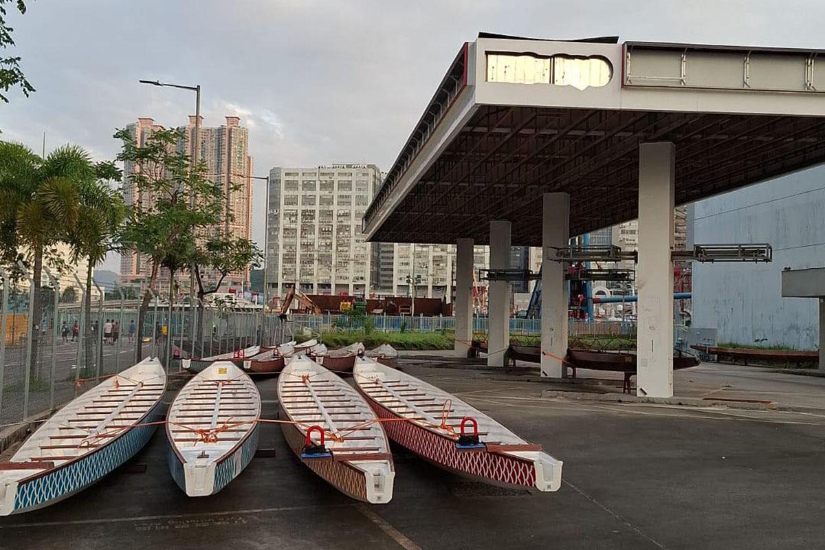 停泊在柴灣貨物裝卸區的社區龍舟,已移至附近一處閒置土地臨時存放。(梁熙FB)