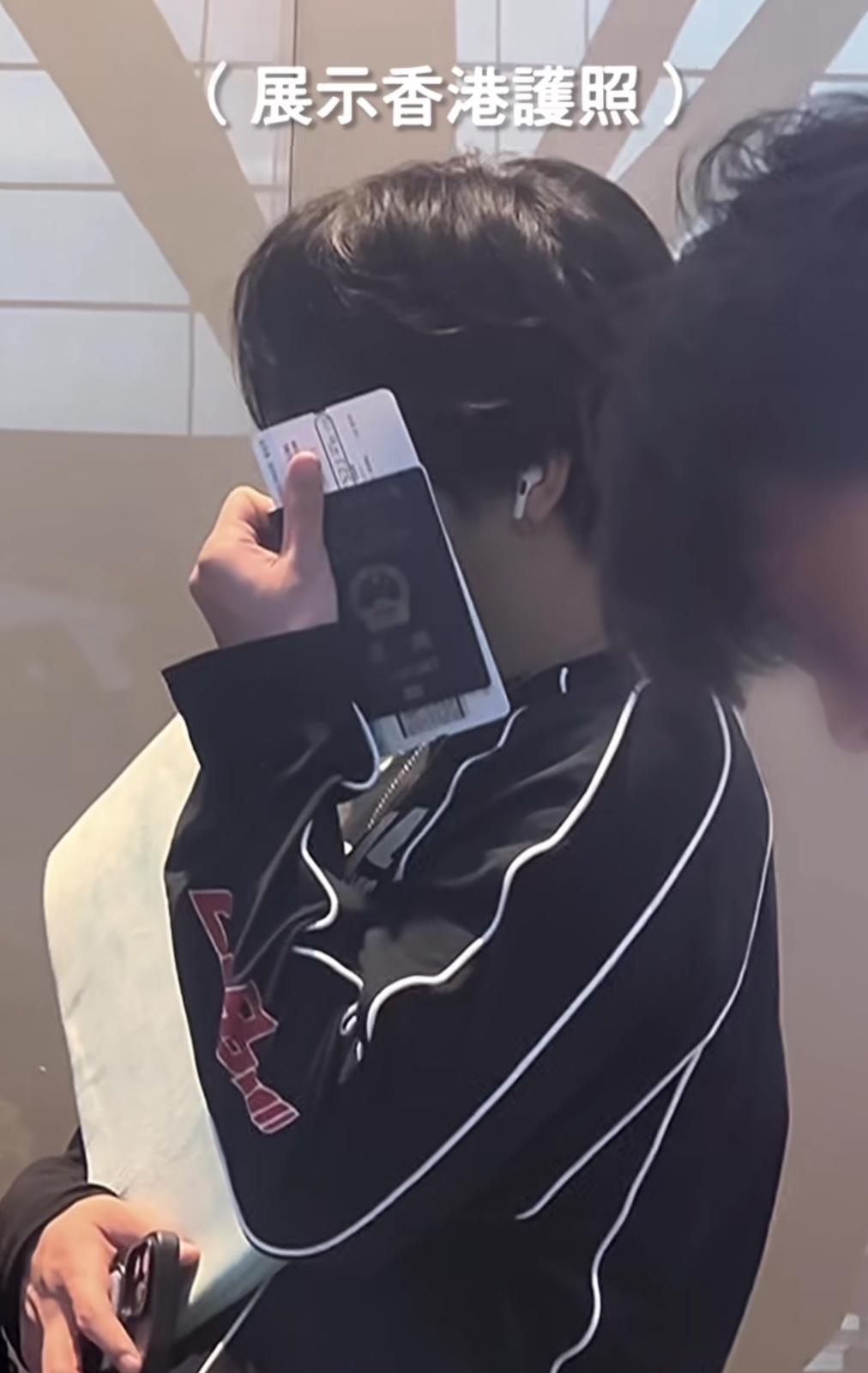 SING更一度舉起手上的特區護照示意自己是香港人。