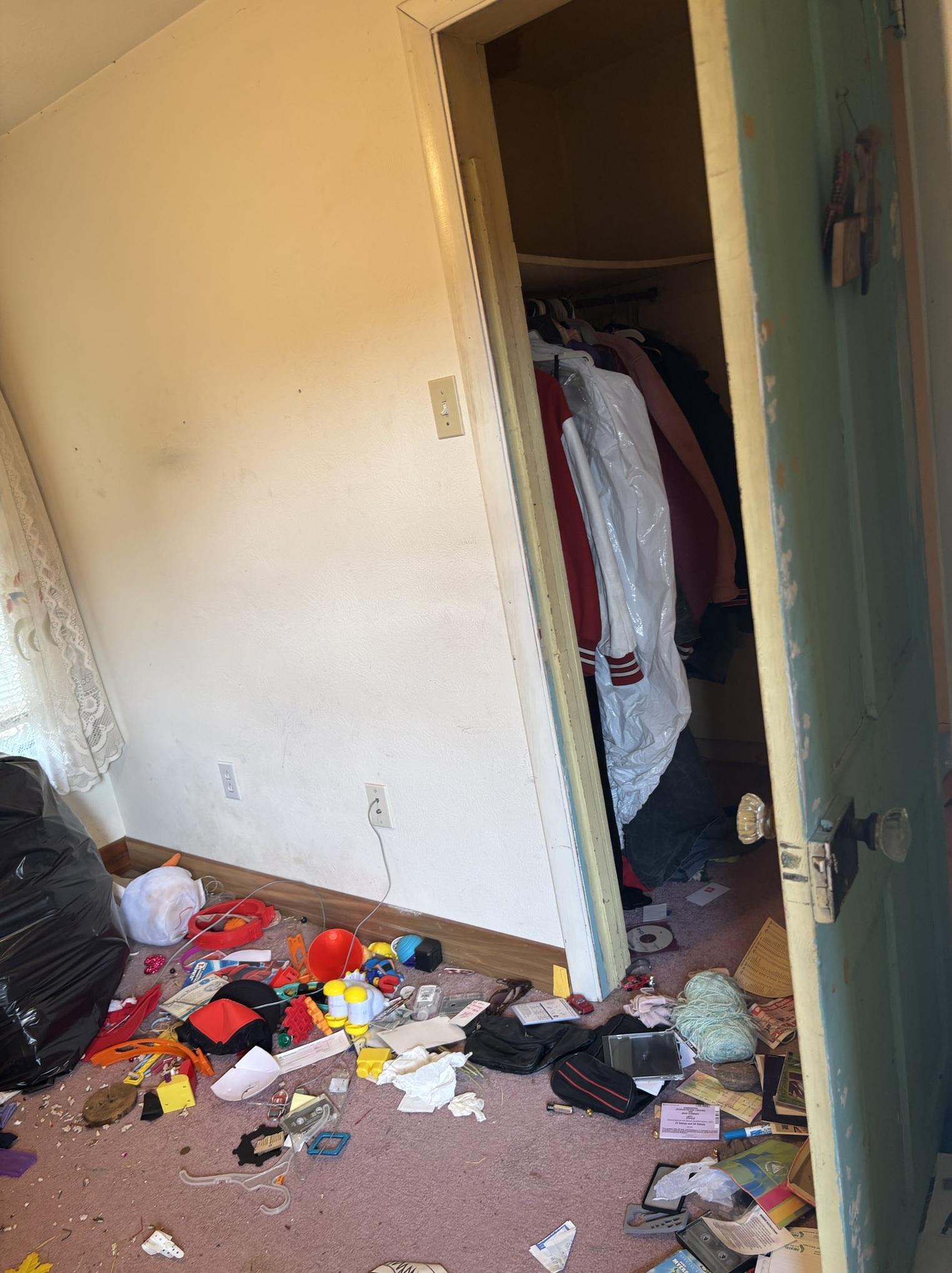 女房客在屋裡留下大量垃圾,亂七八糟。(互聯網)