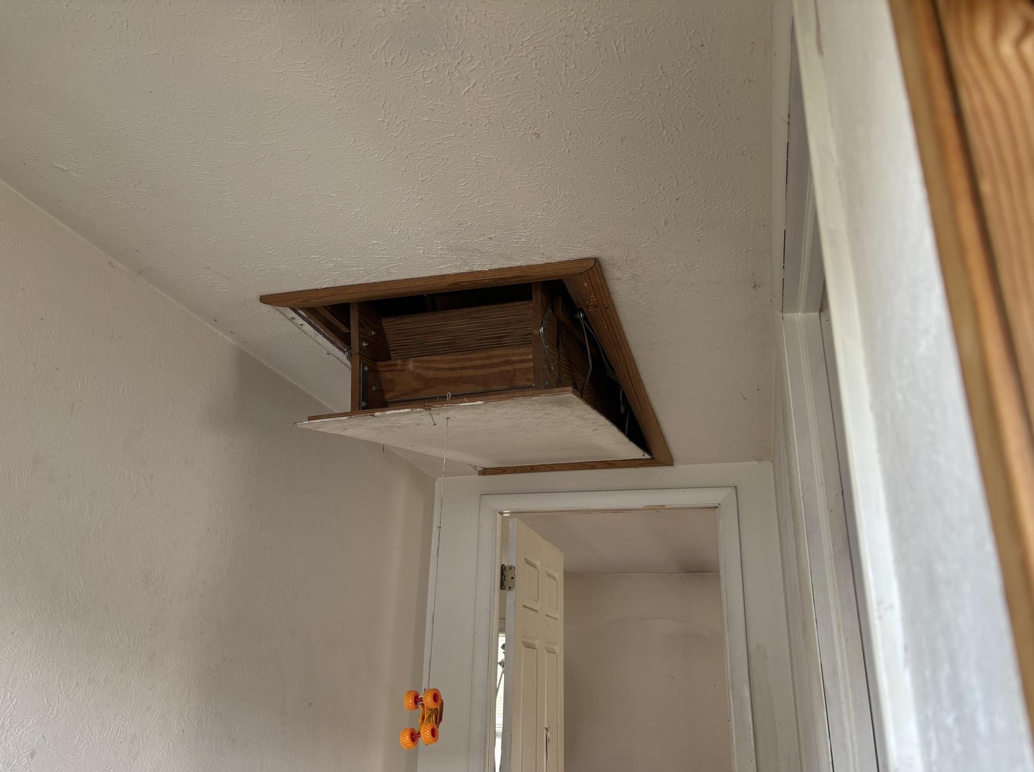 警員在閣樓亦發現腐爛嬰屍。(互聯網)