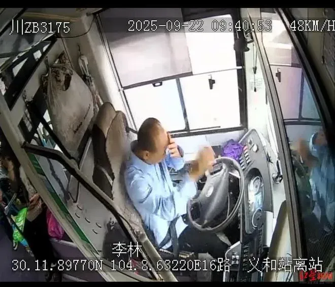 事發於22日上午9時40分,巴士司機李林駕駛巴士載著16名乘客行經國道時,一塊突然飛來的鋼筋擊碎前擋風玻璃。飛濺的玻璃碎片刺傷李林雙眼,導致他視力幾近失明,臉部開始流血。