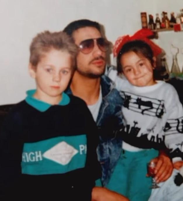 懷特年輕時與子女的生活照。(互聯網)