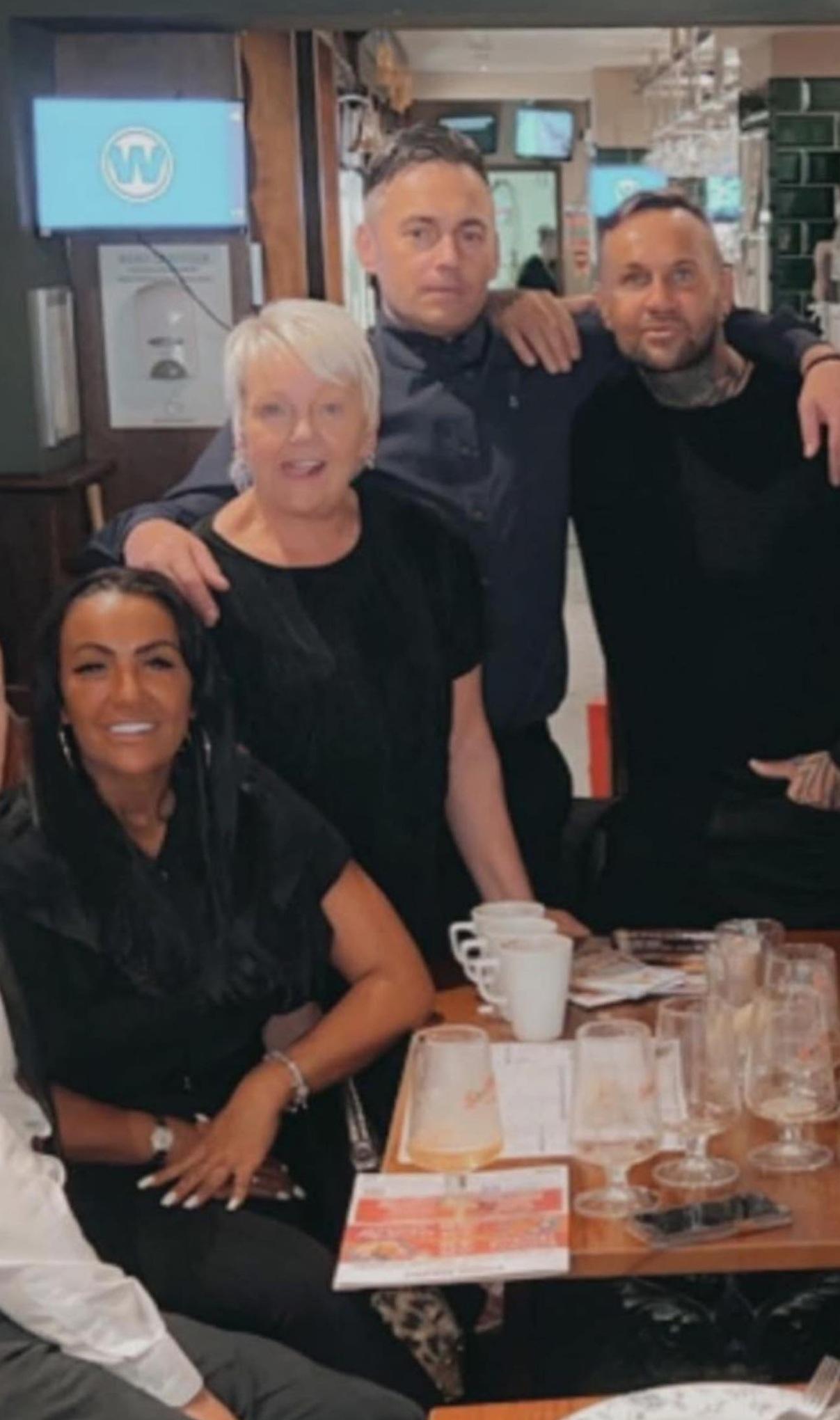 一家開心合照。(互聯網)