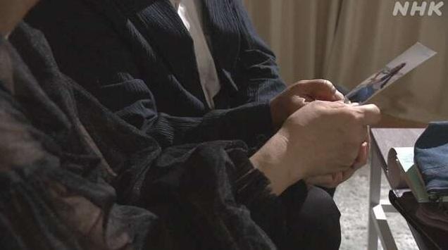 家屬拿著里實生前的照片懷念。(互聯網)