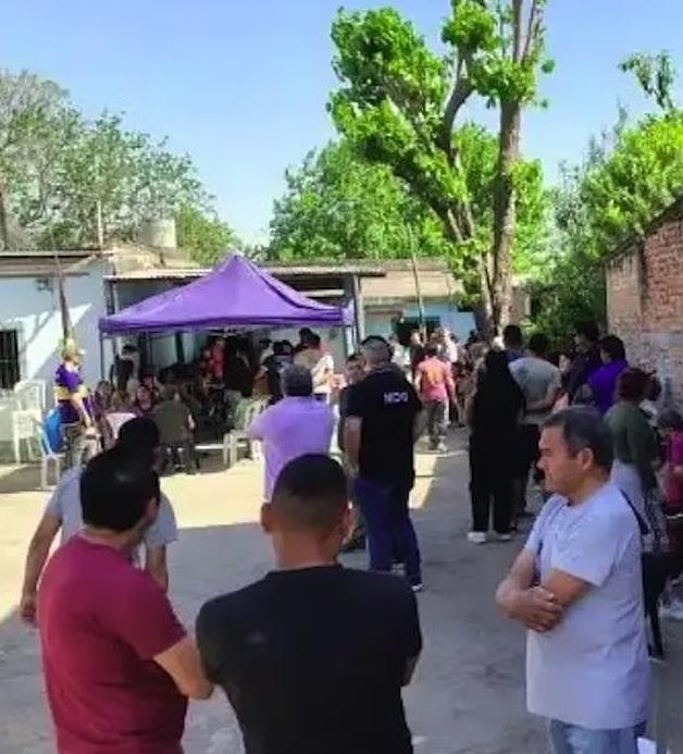 親友們為22歲男子舉行喪禮,未料他突然出現。(互聯網)