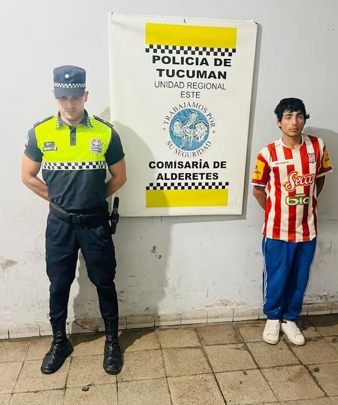 22歲男子(右)突然現身自己的喪禮,之後前往警局接受調查。(互聯網)