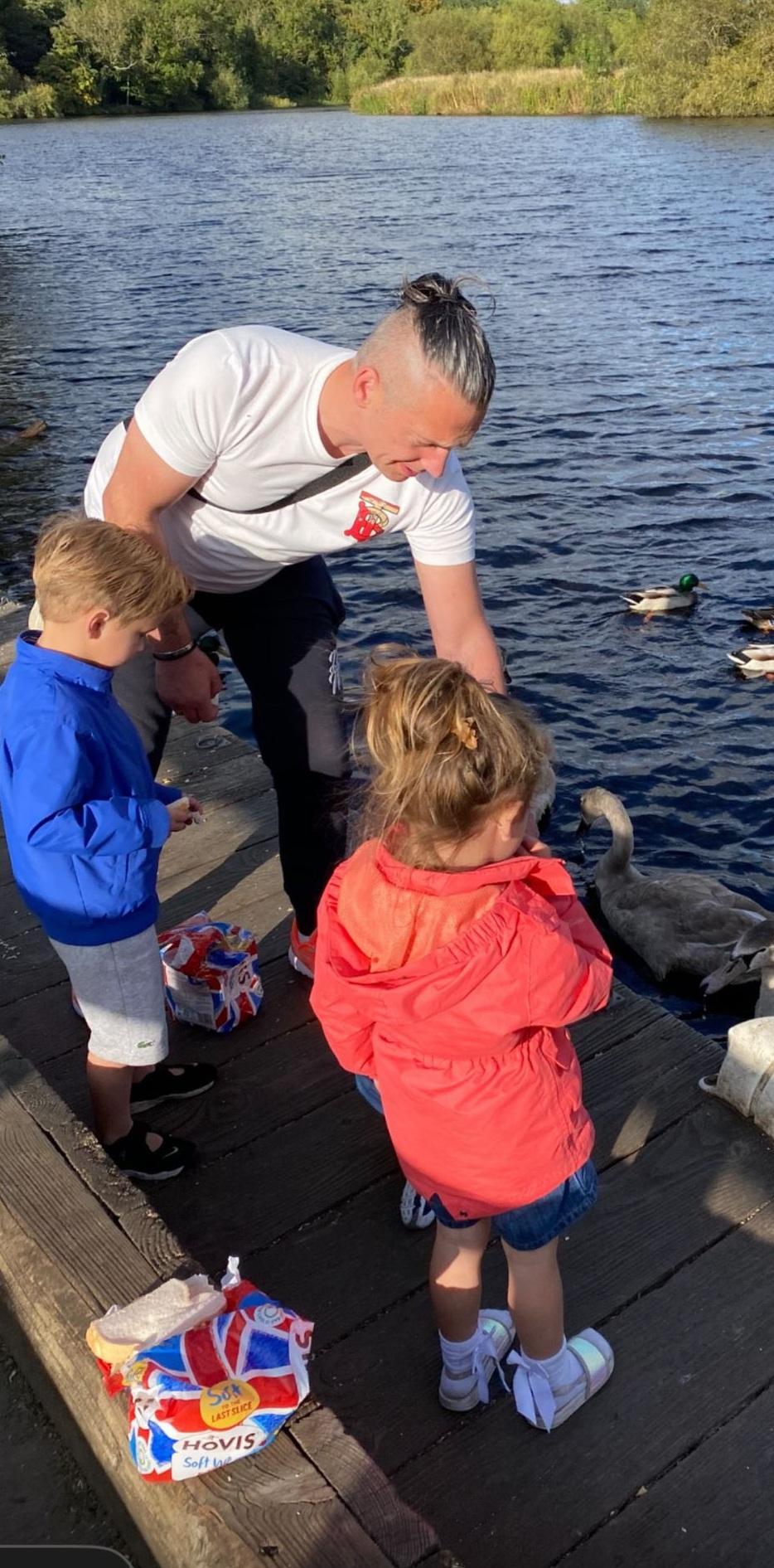 貝利基生前與一對兒子出遊。(互聯網)