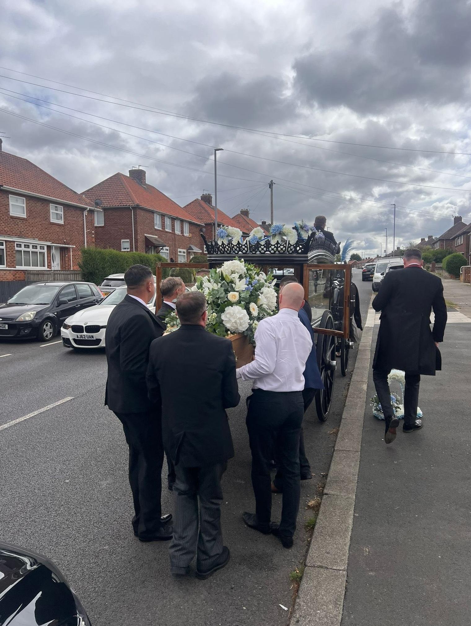 貝利基7月底突然離世,於上月舉殯,惜父親懷特在喪禮上心臟病發身亡。(互聯網)