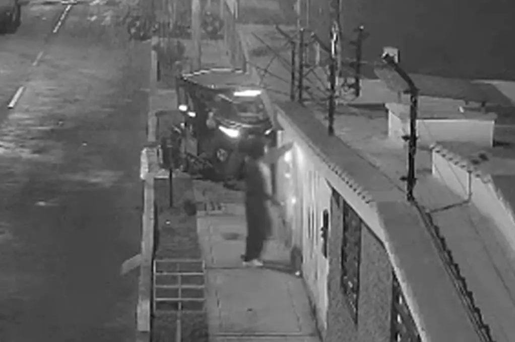 閉路電視拍到男子深夜走到薩爾特的住家外。(互聯網)